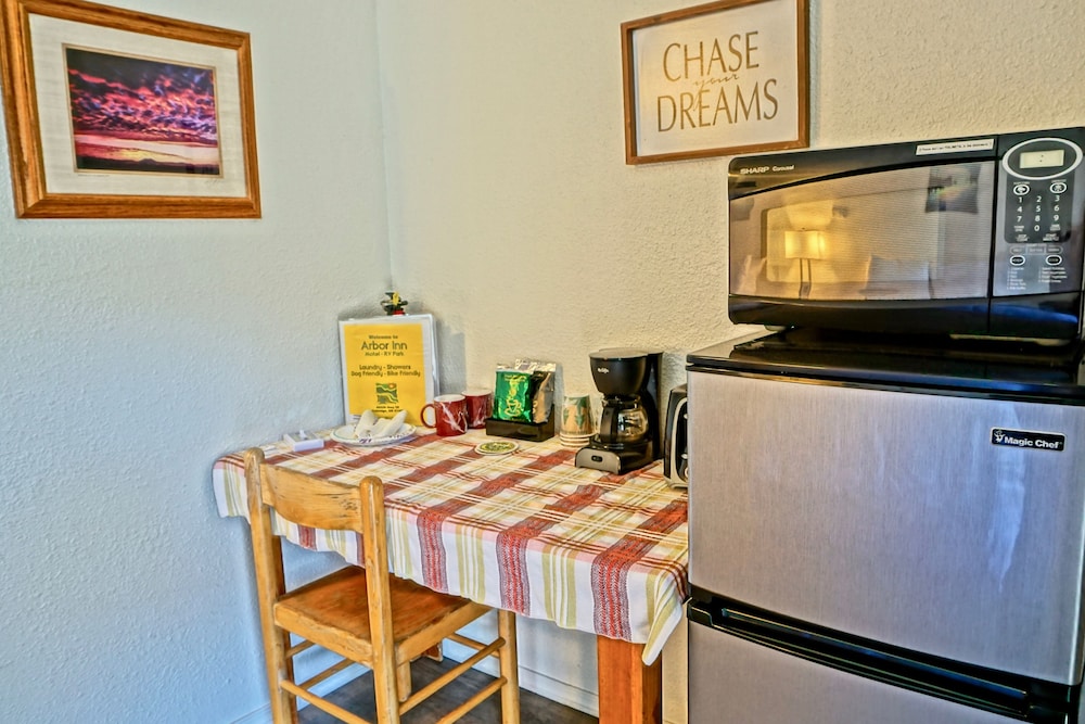 Arbor Inn Motel Oakridge - photo 20