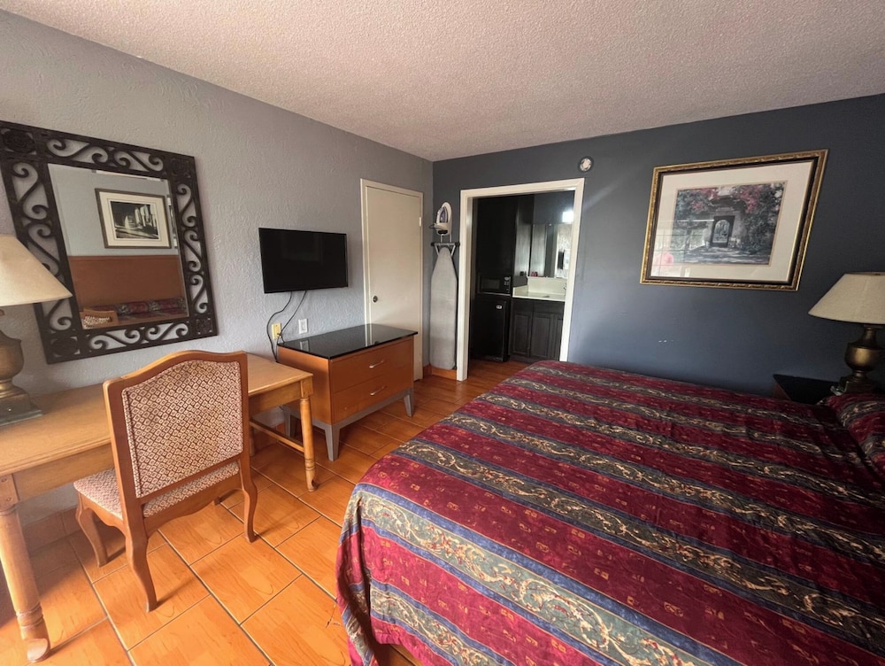 La Posada Inn By OYO Brownsville - photo 25