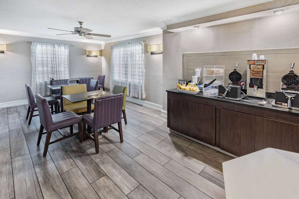 La Quinta Inn by Wyndham Laredo I 35 - photo 59