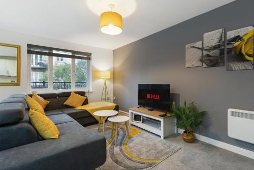 Deluxe 2 Bedroom Serviced Apartment with Free Parking — 4-Star Luxury Hotel in High Wycombe, United Kingdom