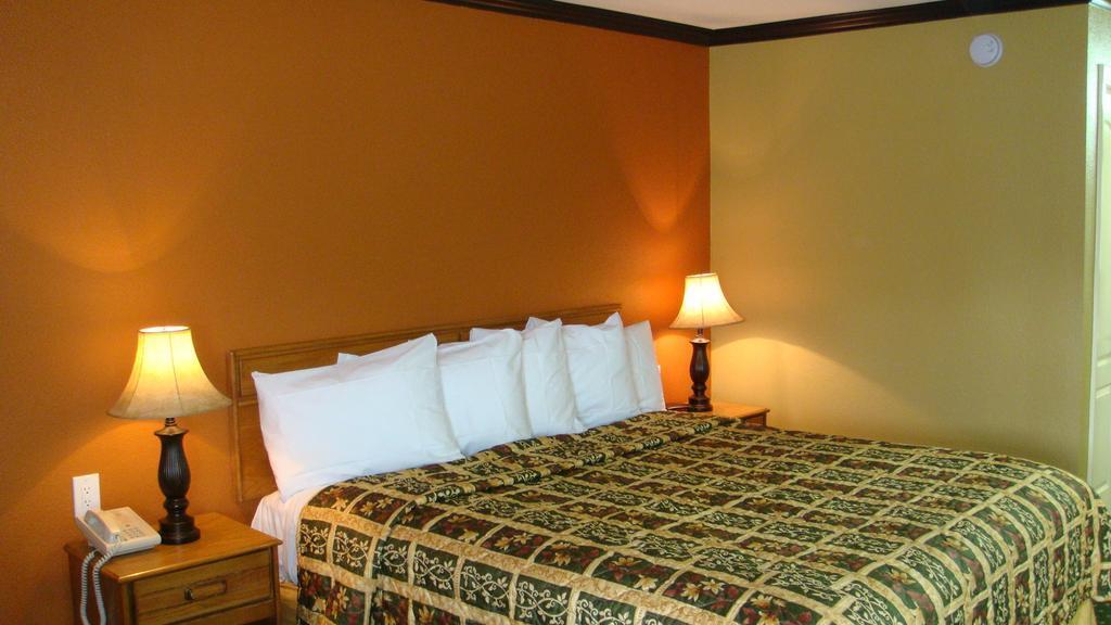 Sunset Inn Lake Oroville - photo 8