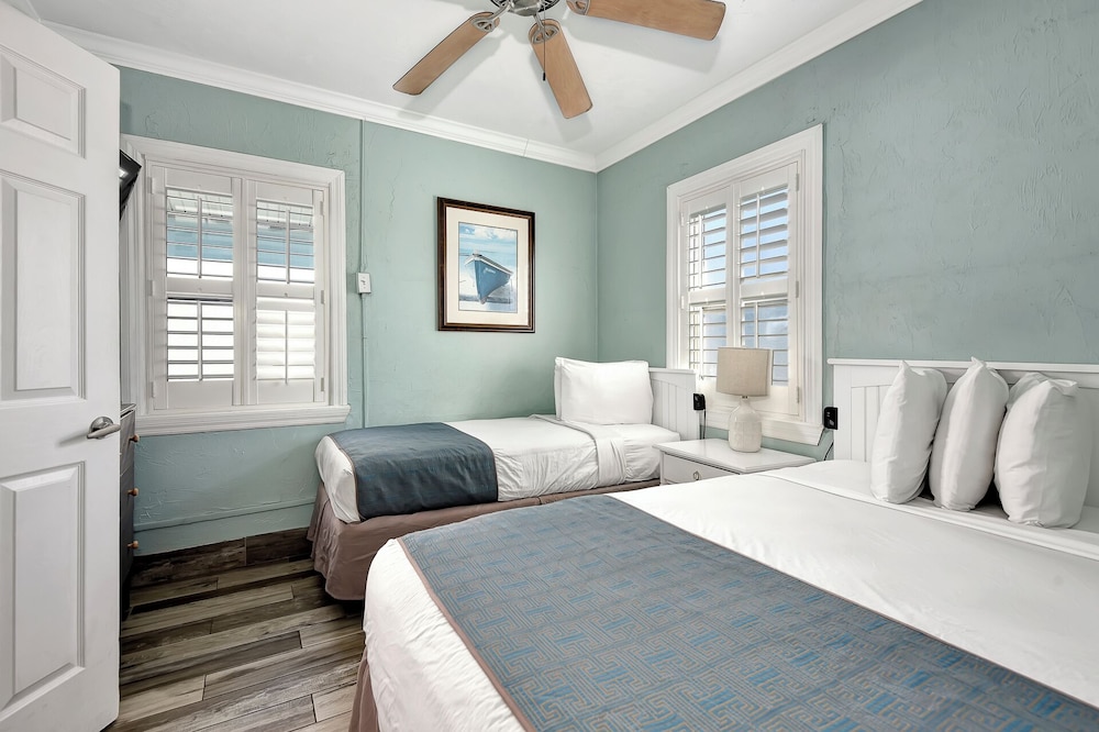 Shoreline Suites & Cabana Cottages - photo 39