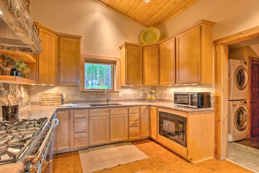 Blue Spruce Cabin with Hot Tub And Resort Amenities - photo 12