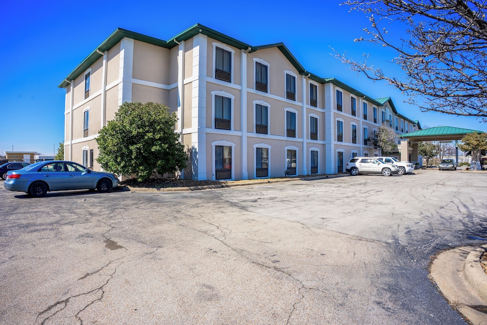 Ark Suites By Oyo Jonesboro I 555 - photo 82