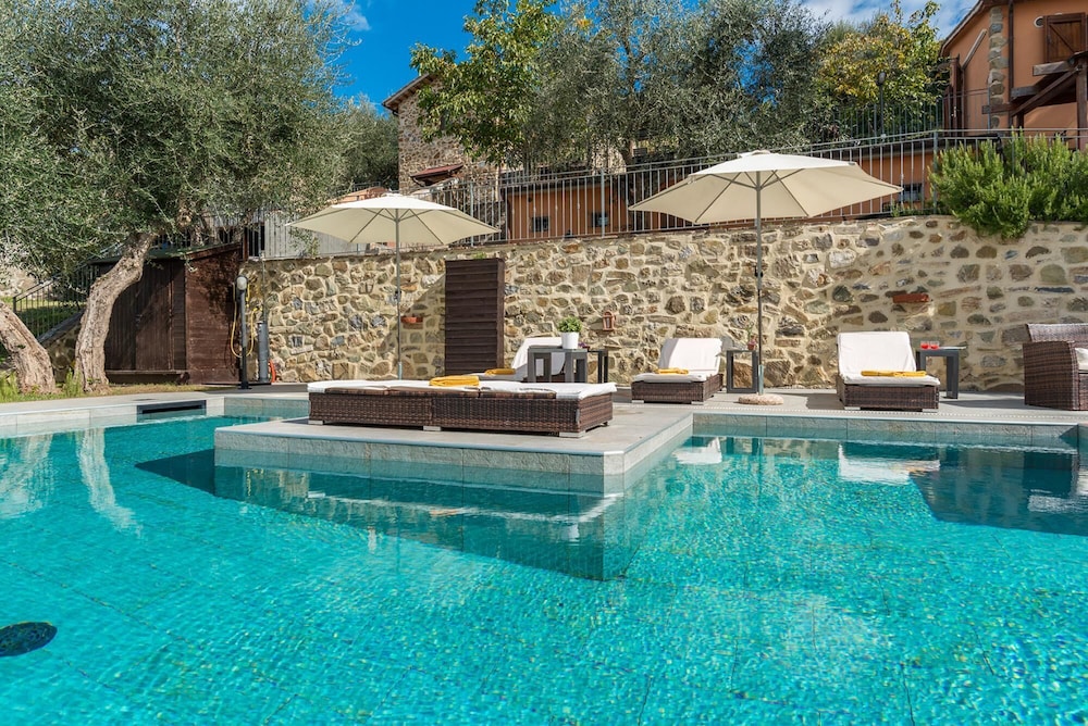 Casale Montegiovi 6 4 — 4-Star Luxury Hotel in Castel Del Piano, Italy
