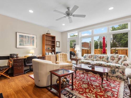 Classy Old Town Getaway 3 BR in Perfect Location — 4-Star Luxury Hotel in Alexandria, United States