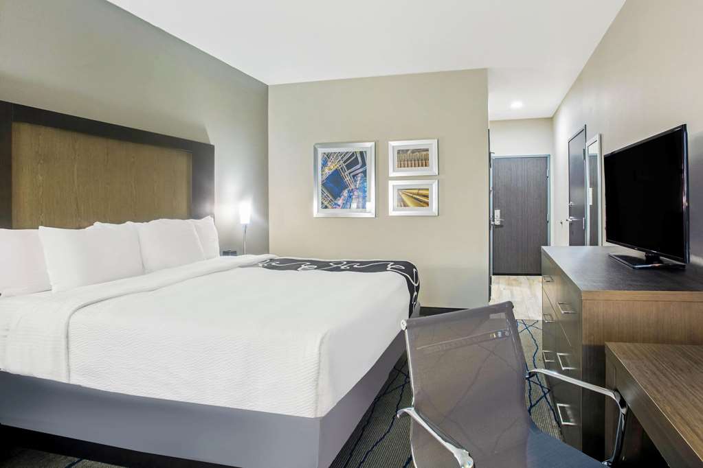 La Quinta Inn & Suites by Wyndham Ponca City - photo 16