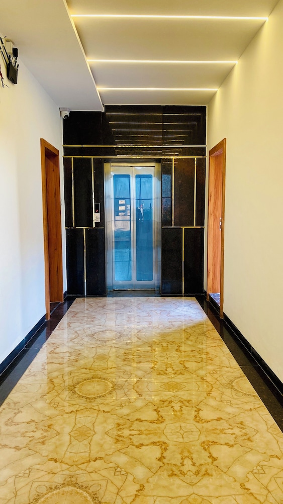 Stay 10 Parallel Apartment Hotel - last minute hotel in Indore