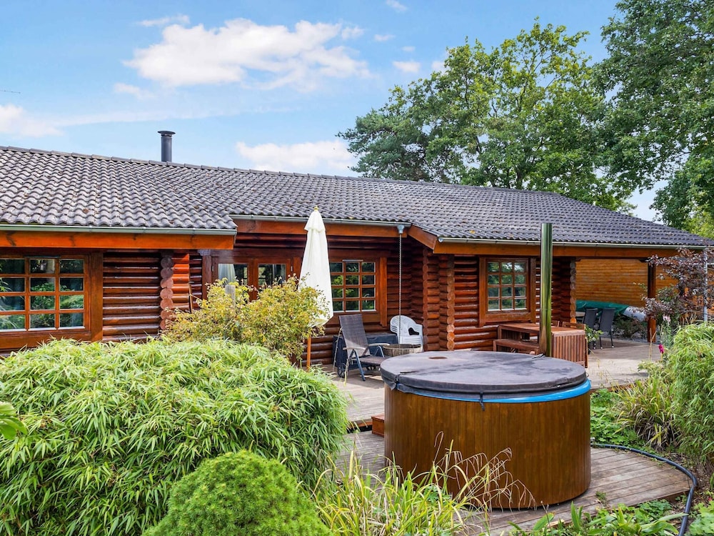 Charming Cabin With Wilderness Hot Tub — 4-Star Luxury Hotel in Asnaes, Denmark
