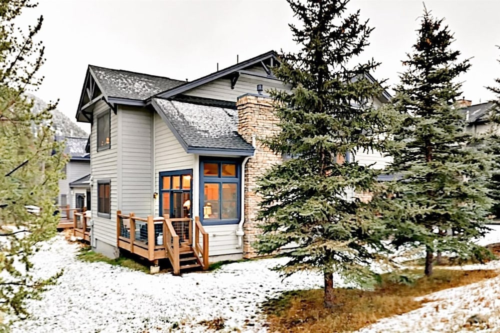 Family friendly 3 Bedroom Vacation Rental in West Keystone Resort Along the Snake River With Pool and Hot Tub in Keystone, United States