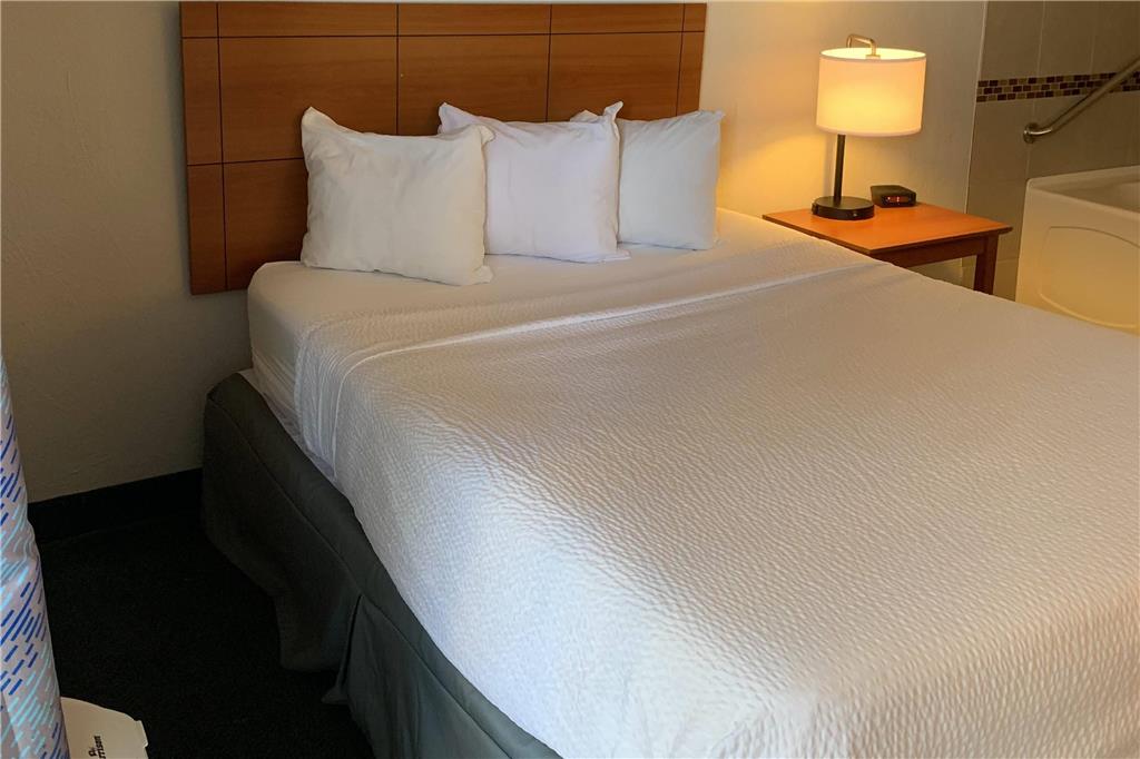Days Inn by Wyndham Louisville Airport Fair and Expo Center - photo 15