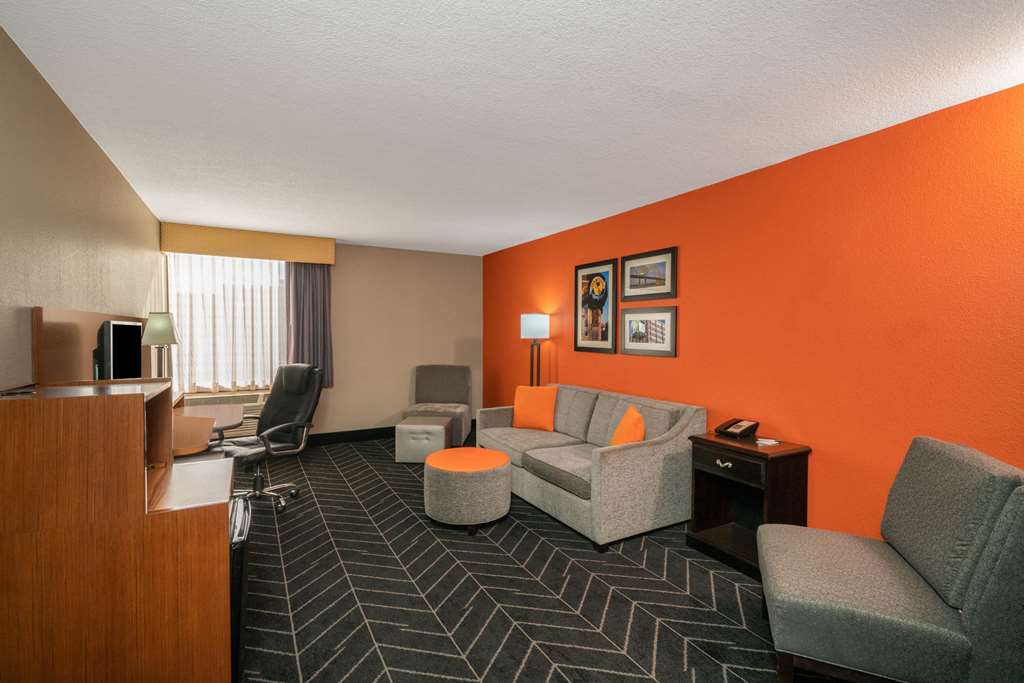 La Quinta Inn & Suites by Wyndham Memphis Airport Graceland - photo 37