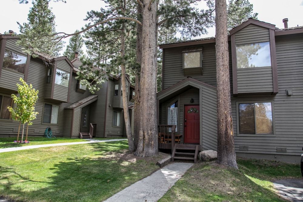Forest Creek 28 Rustic Updated Condo by RedAwning — 4-Star Luxury Hotel in Mammoth Lakes, United States