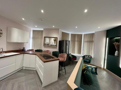 Strawberry Fields Suite by Sasco Apartments — 4-Star Luxury Hotel in Blackpool, United Kingdom