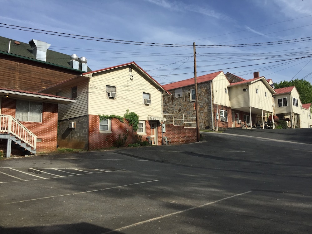 Phillips Historic Motel & Cottages - photo 108