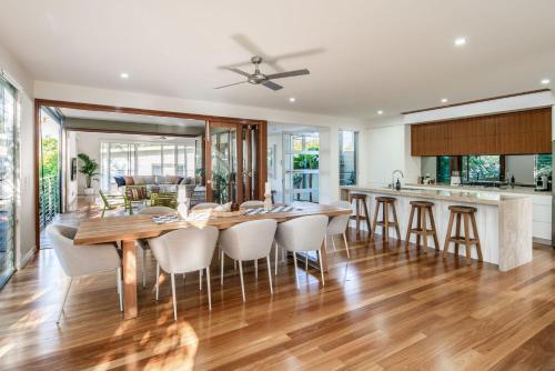 Headlands Hideaway Pet Friendly Home at Moffs — 4-Star Luxury Hotel in Caloundra, Australia