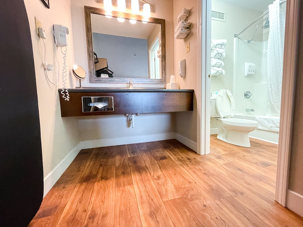 Pinemark Inn & Suites - photo 23