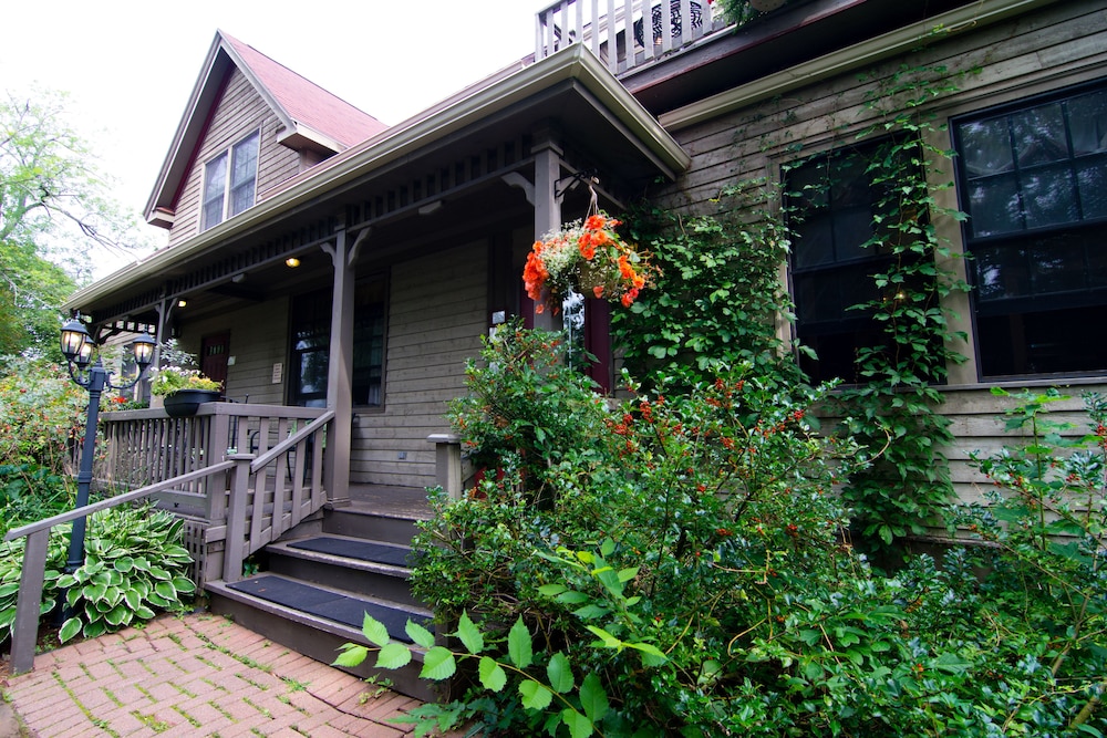 Shipwright Inn — 5-Star Luxury Hotel in Charlottetown, Canada