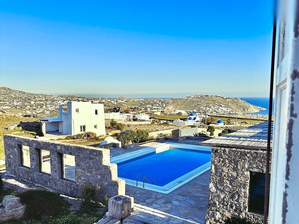 Villa Oikia Suites Mykonos — 4-Star Luxury Hotel in Mykonos, Greece