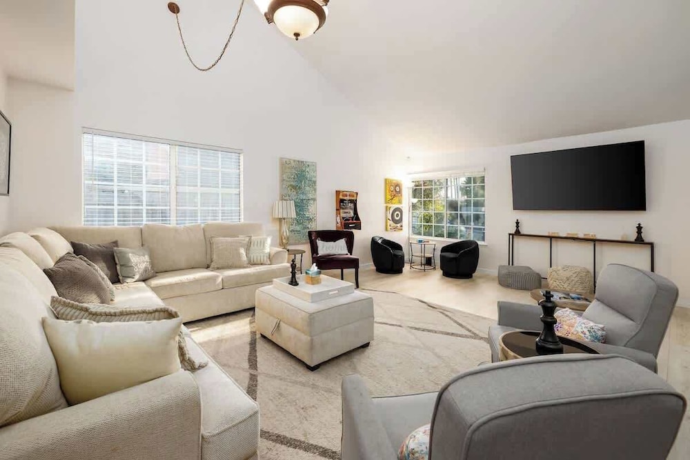 5 Bedroom Home With Firepit — 4-Star Luxury Hotel in San Diego, United States
