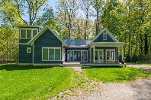 My Blue Haven Shared lake access across the street Glamorous home — 4-Star Luxury Hotel in Fennville, United States
