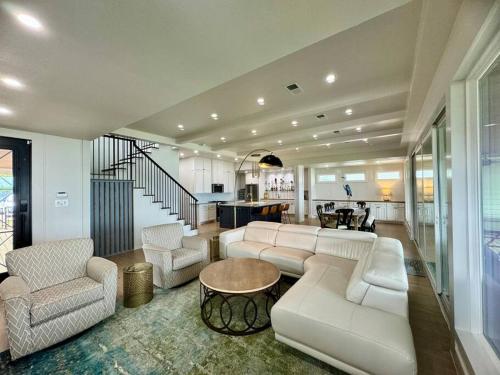 Luxury Lake Front Retreat on Cedar Creek Lake in Trinidad, United States