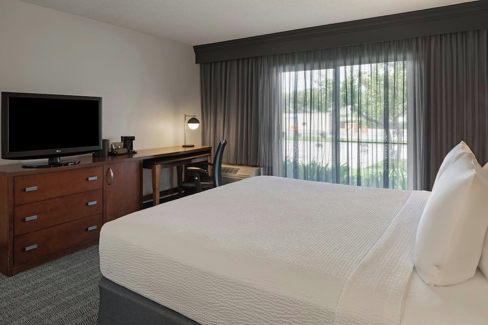 Courtyard by Marriott Anaheim Buena Park - photo 11