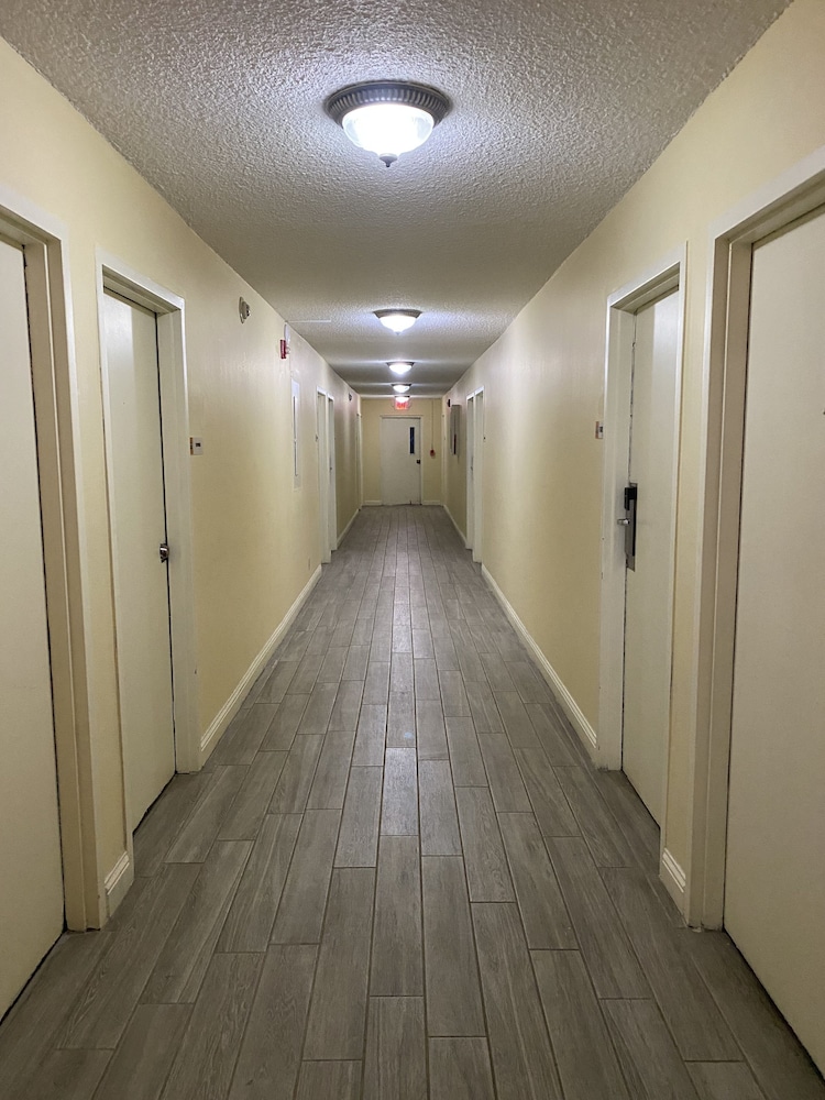 Executive Inn & Suites - photo 3