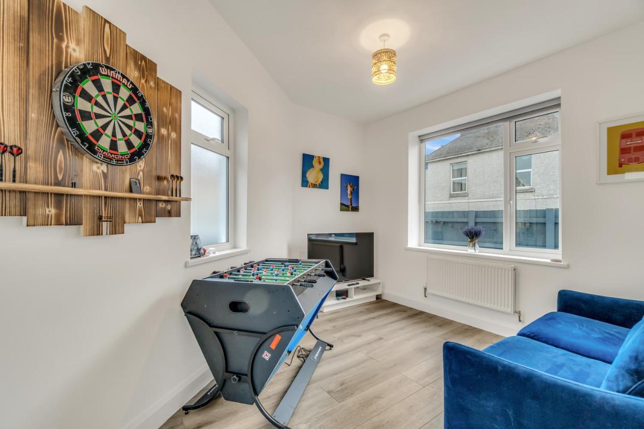 JUNGLE HOT TUB games room near eateries micro brewery pubs beauty salons and boutique shops Argyle free Netflix in the heart of Plymouth Dogs welcome Hosted by Absolute Accommodation Plymouth — 5-Star Luxury Hotel in Plymouth, United Kingdom