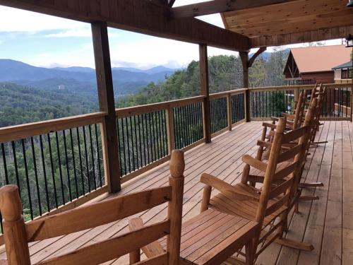 Mountain Haven Relax & enjoy AMAZING 180 Degree Views of Mt LeConte in Gatlinburg, United States
