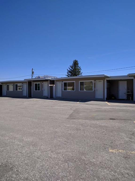 Paddock Inn — Waterton Park — photo 3