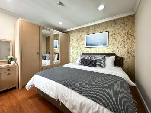 Upscale Expansive 2BR Ultra Fast Wifi Phrom Phong