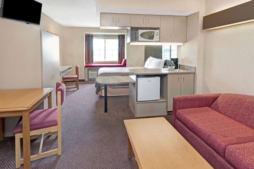 Red Lion Inn & Suites Elk Grove Village - photo 16