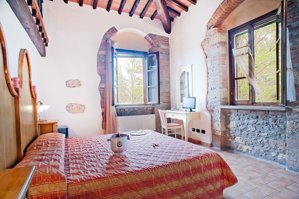 Podere Gli Olmi — 4-Star Luxury Hotel in Cecina, Italy