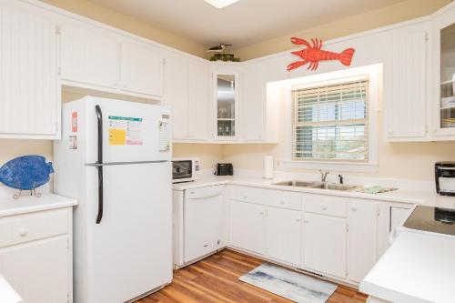 Beach Joy by Oak Island Accommodations - photo 47