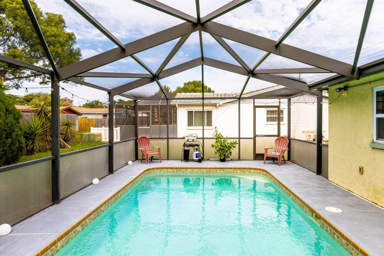 Marlin's Palm Oasis Beach House Amazing Pool BBQ Area — 4-Star Luxury Hotel in Port Richey, United States