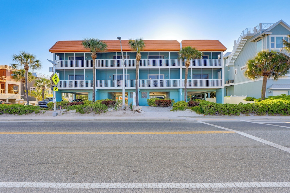 Gulf Views and Pool Access Bradenton Beach Condo — 4-Star Luxury Hotel in Bradenton Beach, United States