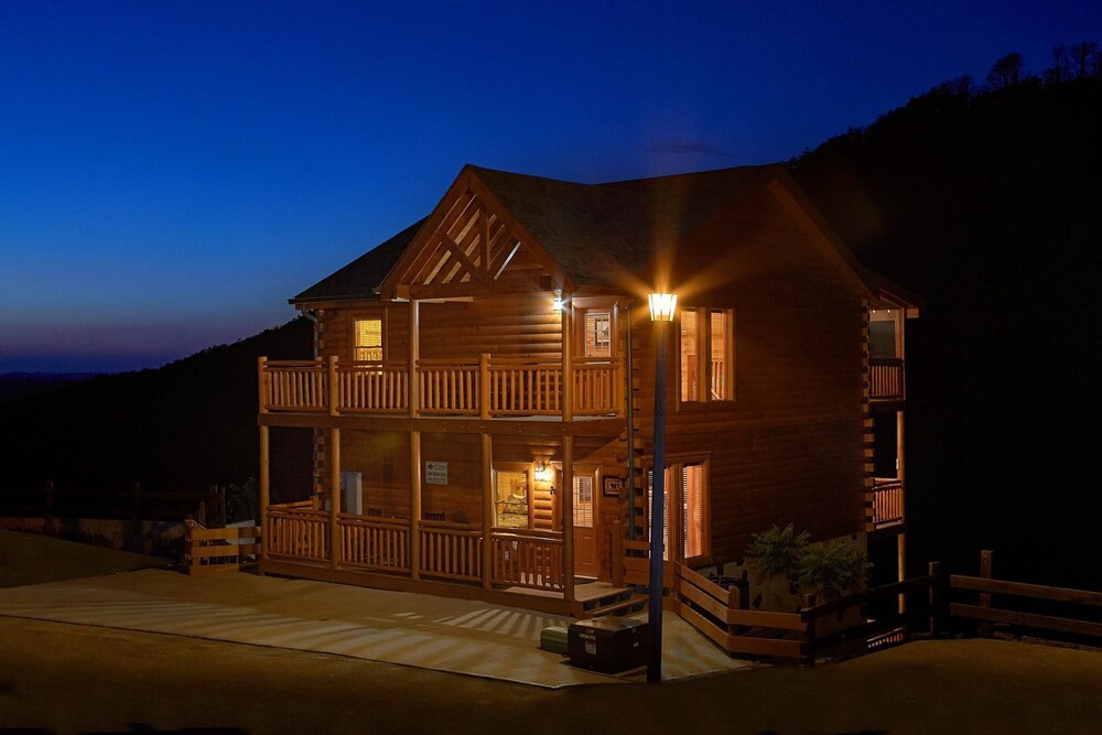 Splash Mountain Lodge Apartment 4 — 4-Star Luxury Hotel in Sevierville, United States