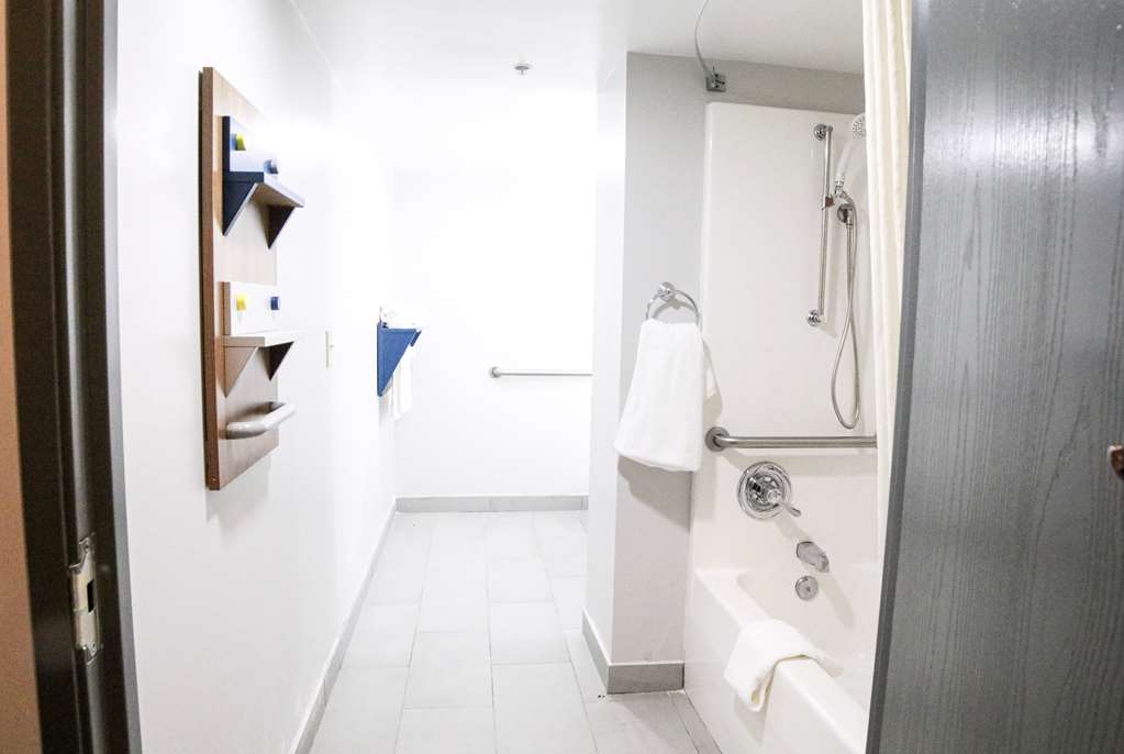 Microtel Inn & Suites by Wyndham Charlotte Northlake - photo 9
