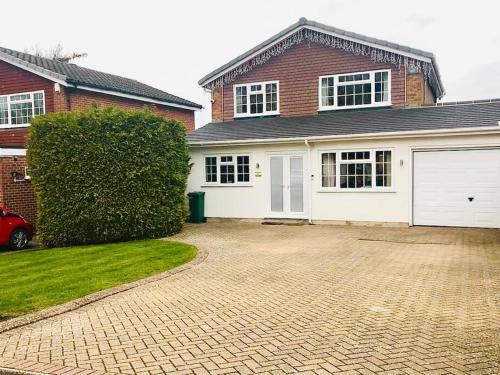 Lovekush Epsom Banstead Surrey. Views over London pet-friendly hotel Ewell