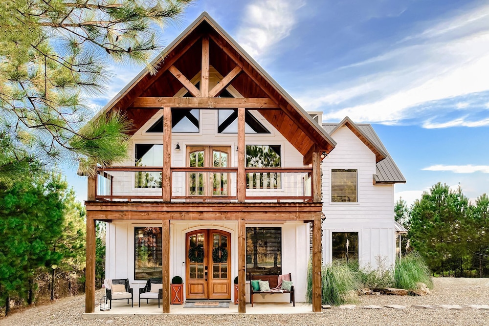 Sugarberry Farm Farmhouse Firepit Porch Swing — 5-Star Luxury Hotel in Broken Bow, United States