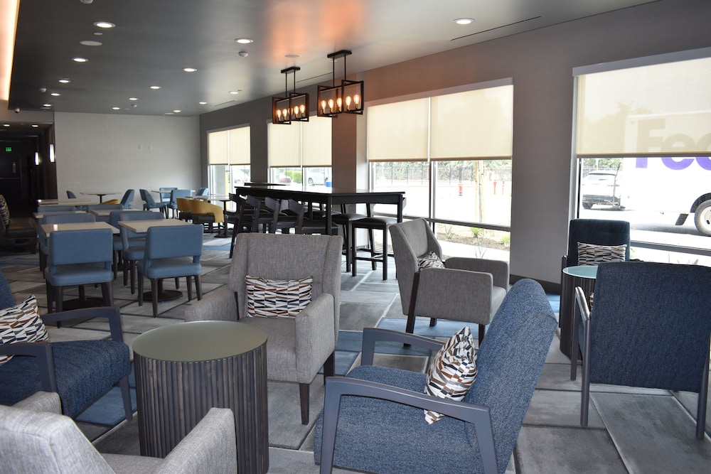 La Quinta Inn & Suites by Wyndham San Bernardino - photo 27