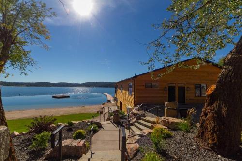 Gorgeous Triplex Unit With Spectacular Lake Views in Valley, United States