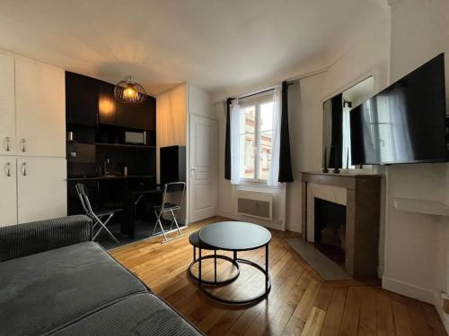 Central Typical Parisian Studio - last minute hotel in Paris