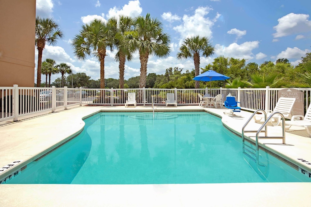 Microtel Inn & Suites by Wyndham Bushnell - photo 12