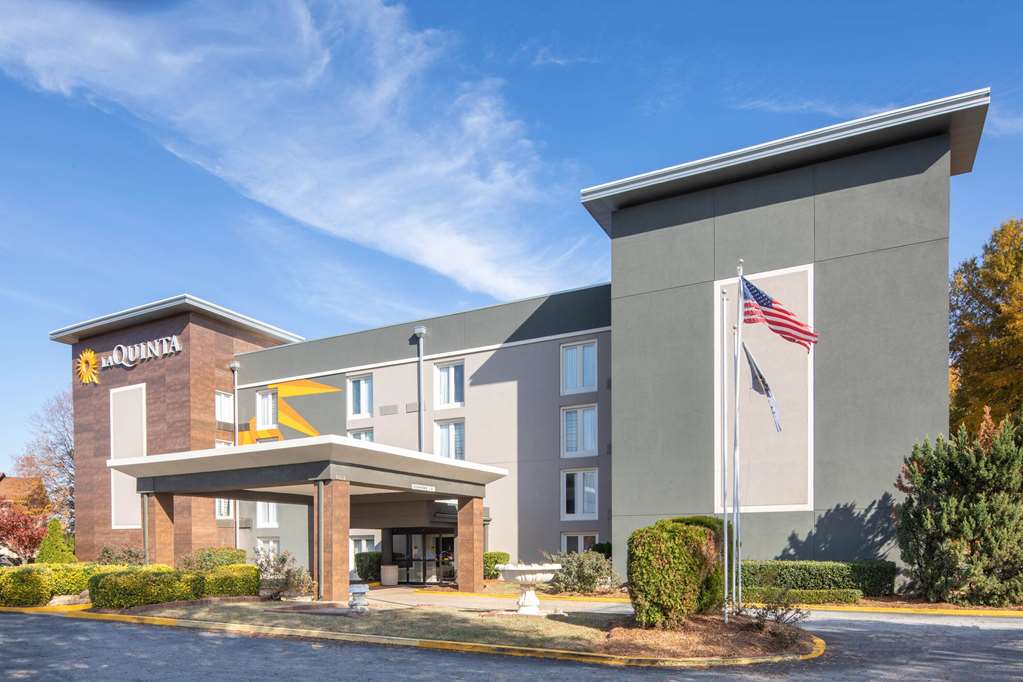 La Quinta Inn & Suites by Wyndham Atlanta Airport South - photo 2