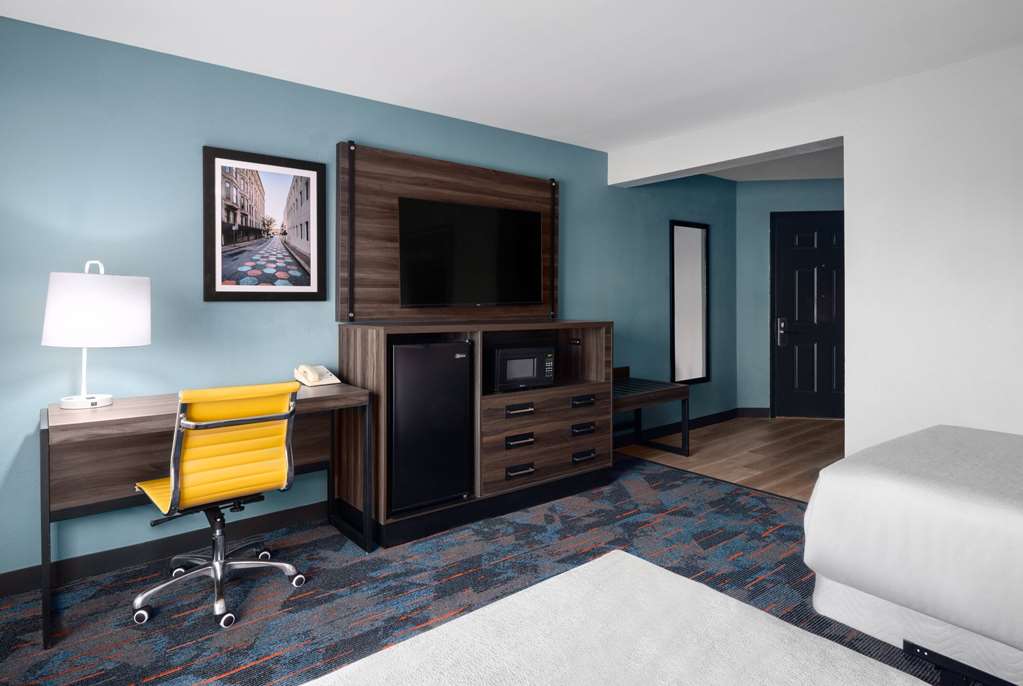 La Quinta Inn & Suites by Wyndham Greensboro NC - photo 13