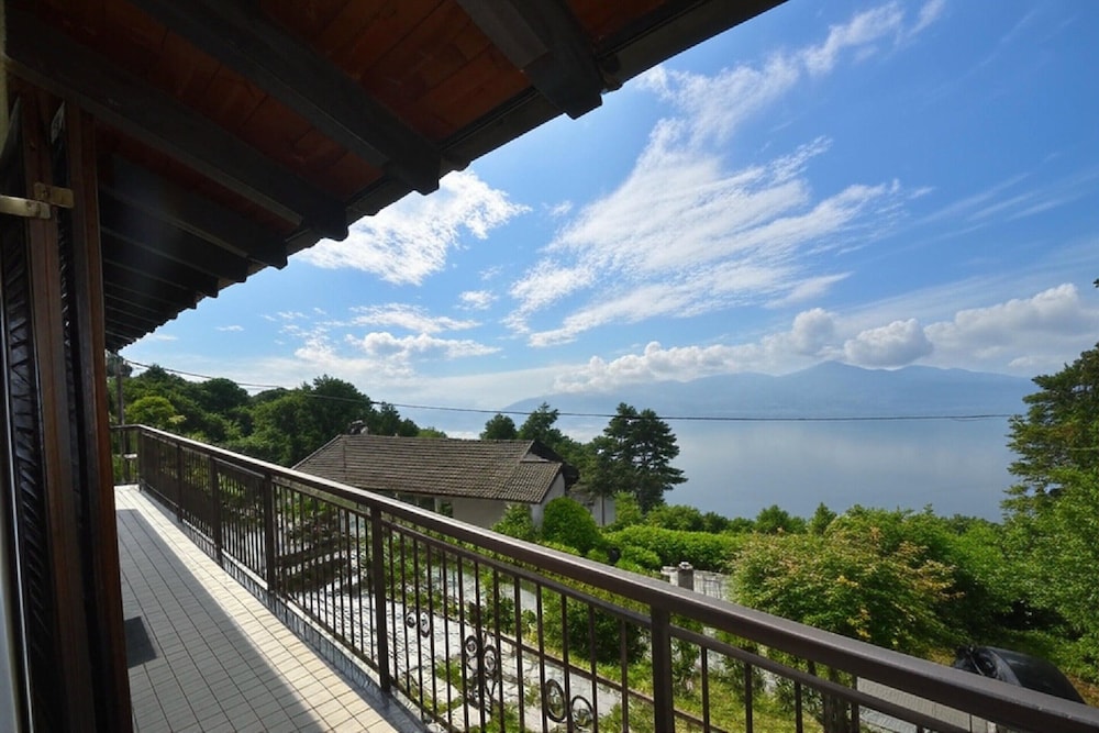 Rustic Villa With Lake Views — 4-Star Luxury Hotel in Trarego, Italy