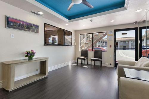 Days Inn by Wyndham Downey - photo 2