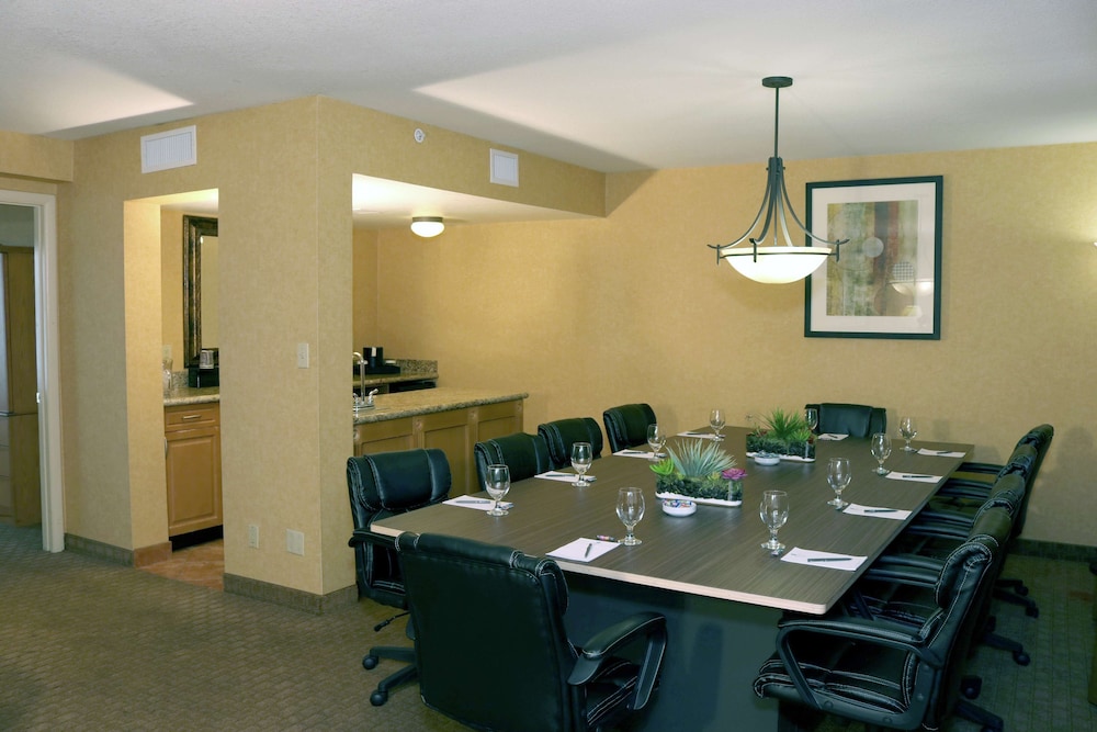 Embassy Suites by Hilton Phoenix Airport - photo 2